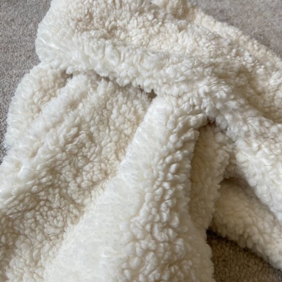 Banana Republic Sherpa Pull-Through Scarf NWT - Picture 3 of 8